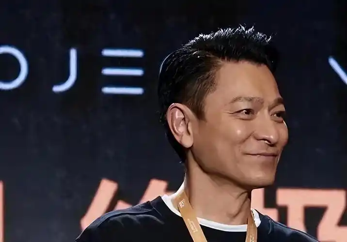 刘德华演唱会突然跪拜伴舞,演员闻宠若惊立马跪拜回礼,太真诚!