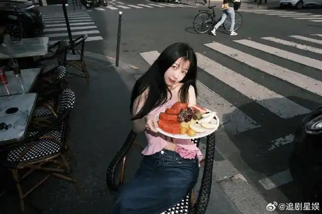 虞书欣citywalk穿搭#虞书欣粉色吊带,牛仔裤穿搭!好随性啊!