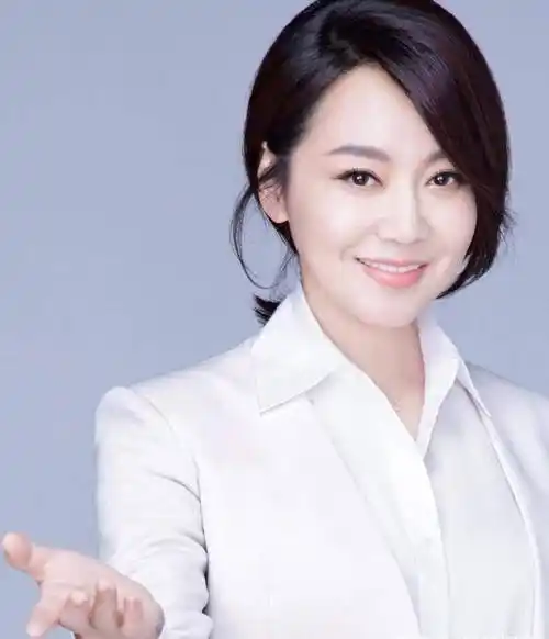 闫妮与军人丈夫分手,独自带大女儿,仍活出了坚强的态度