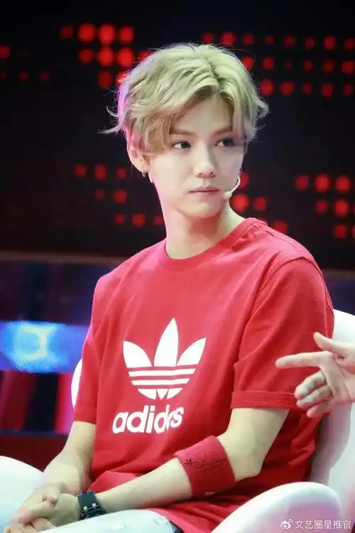 33岁鹿晗在球场被偶遇染黄发质感差很毛糙戴耳环苹果肌下垂