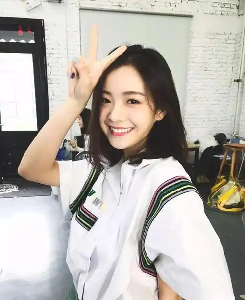 李庚希再次成为热点,抽烟事件引发热议.