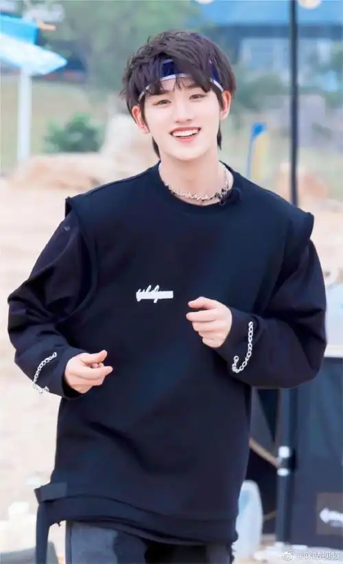 时代少年团-丁程鑫冬日的第一股暖阳是丁哥温暖的笑容~见过了他的微笑