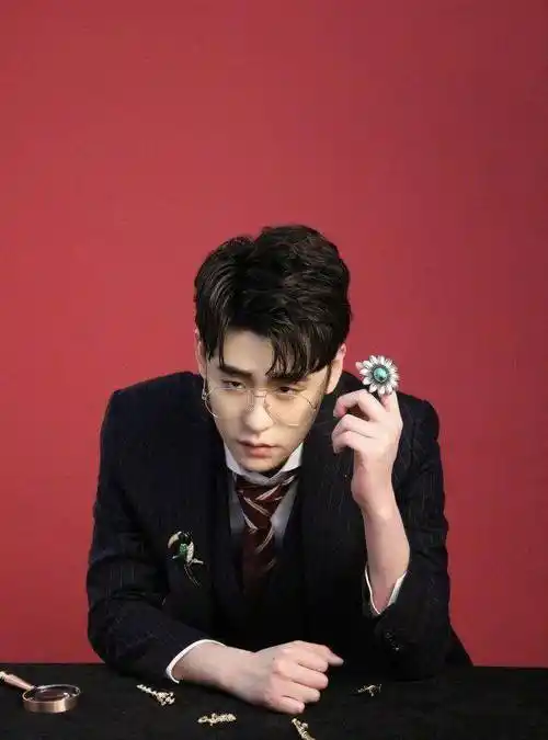 自带豪门气质的张云雷,西装造型真的绝了!