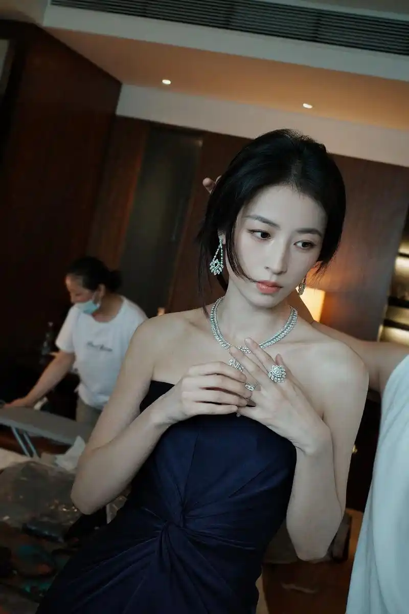 周雨彤蓝色抹胸连衣裙性感写真