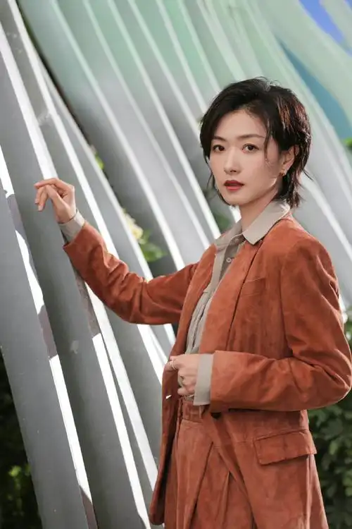 万茜穿湖南省省服##万茜 湖南省省服#@万茜晒对镜自拍照并配文:湖南