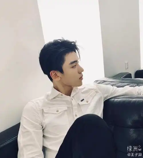 王子异晚间营业时间 投喂帅气的白衬衫日常照1p