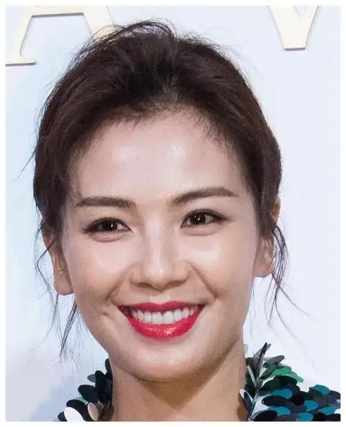 刘涛的骨相和皮相十分扛老,一直美得端庄大气