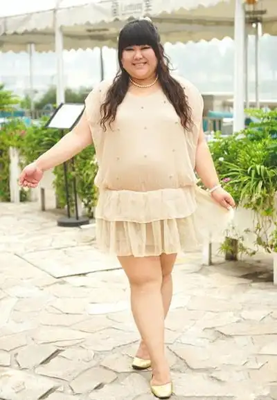 她们虽是两百斤的大胖子,但是穿的一点都不比你丑