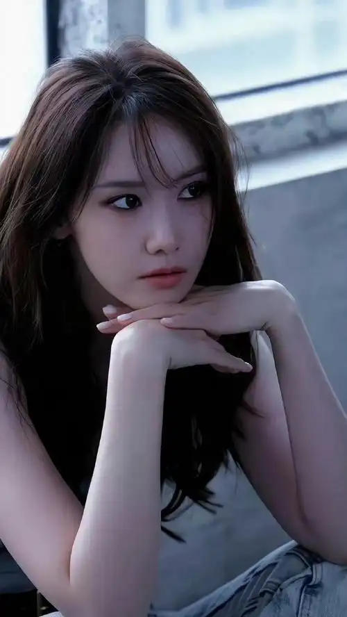 林允##林允儿#林允儿的烟熏妆造型,近期的物料中展现出了她独特的