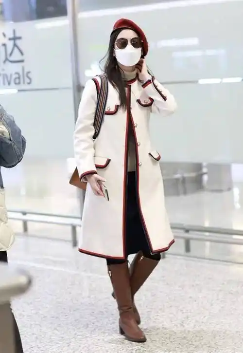 原创黄圣依一看就是生活幸福的样子机场凹造型好自信牛奶肌太晃眼