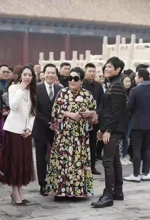 向太走花哨风也超贵气!穿印花裙戴珠宝霸气全开,近照瘦出锥子脸