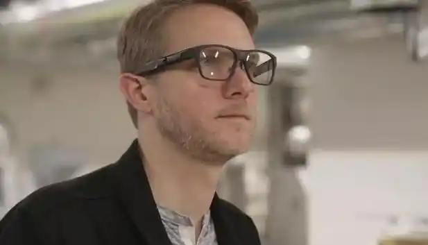 除了骨传导耳机还有智能眼镜,早期的作弊眼镜叫眼镜蛇,2006 年开始