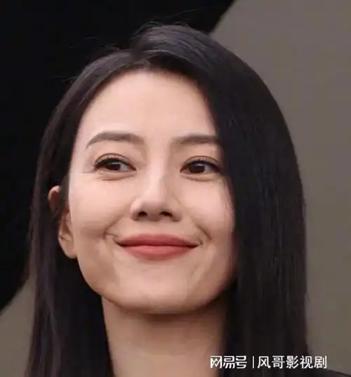 最近,高圆圆出席了一个场合,身穿一身黑色衣服,长长的直发披散着,散发