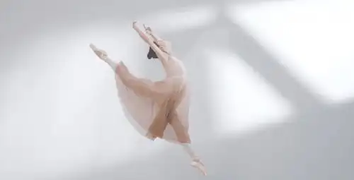 29岁吴谨言穿芭蕾裙拍广告舞姿曼妙仙气十足网友美翻了