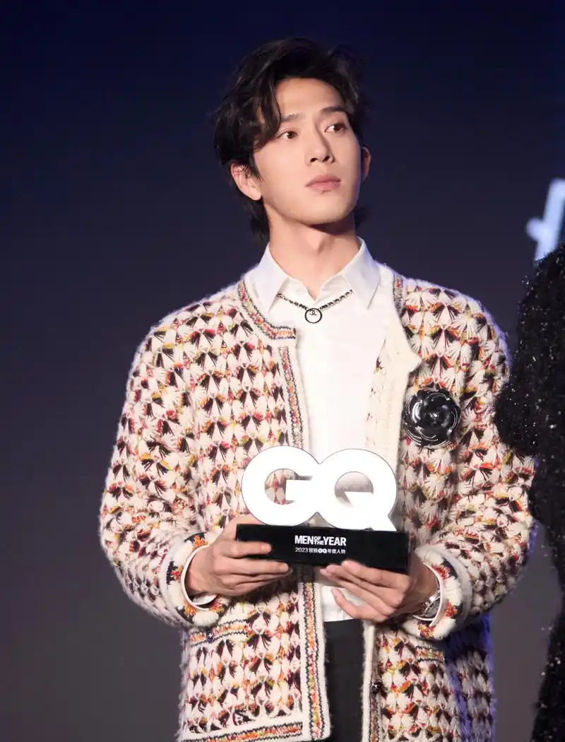 井柏然超话 小井先生@井柏然 获得智族gq moty年度人物盛典"2023年度