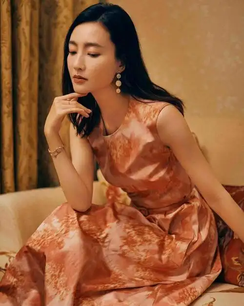 王丽坤难得高调穿蓝色流苏裙配墨镜又性感又酷飒真绝了