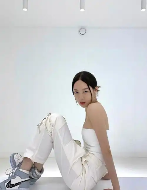 赵尧珂穿衣好潮白色抹胸套装精致如仙完美身材让你心动