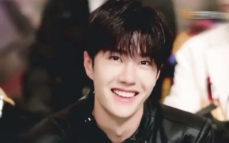 【王一博】又帅笑的又开心 真正的他一笑就是春暖花开啊 我真的太爱