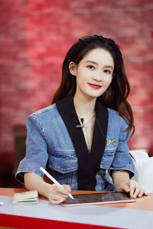 李沁一身时髦又减龄的裙装造型轻松制造出减龄感