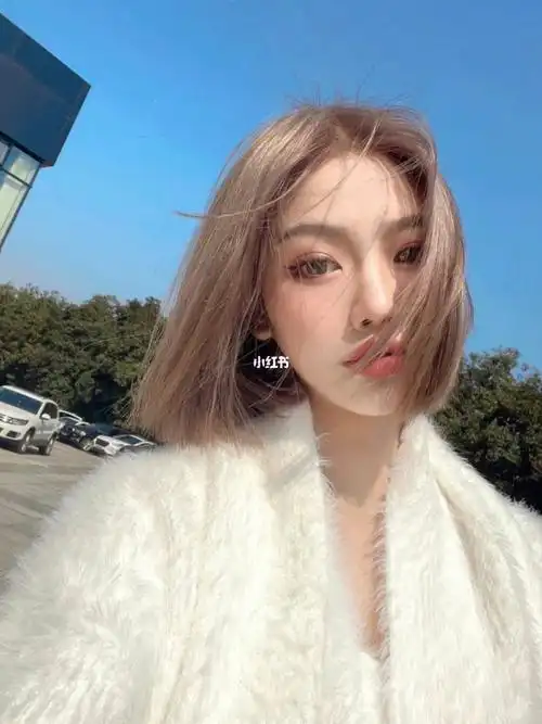 短发玫瑰金发色