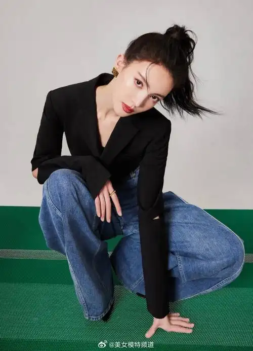 金晨高马尾复古牛仔裤霸气开拍细瘦高跟衬优越身材