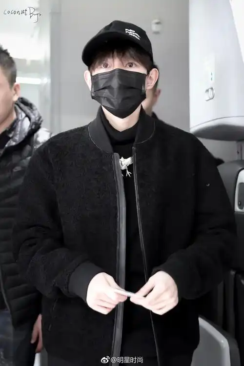 12月18日王源现身北京机场一身休闲风的全黑look干净帅气