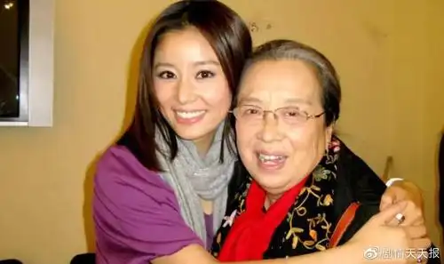 李明启幼年丧父家境贫寒演容嬷嬷太出色被观众记恨十几年