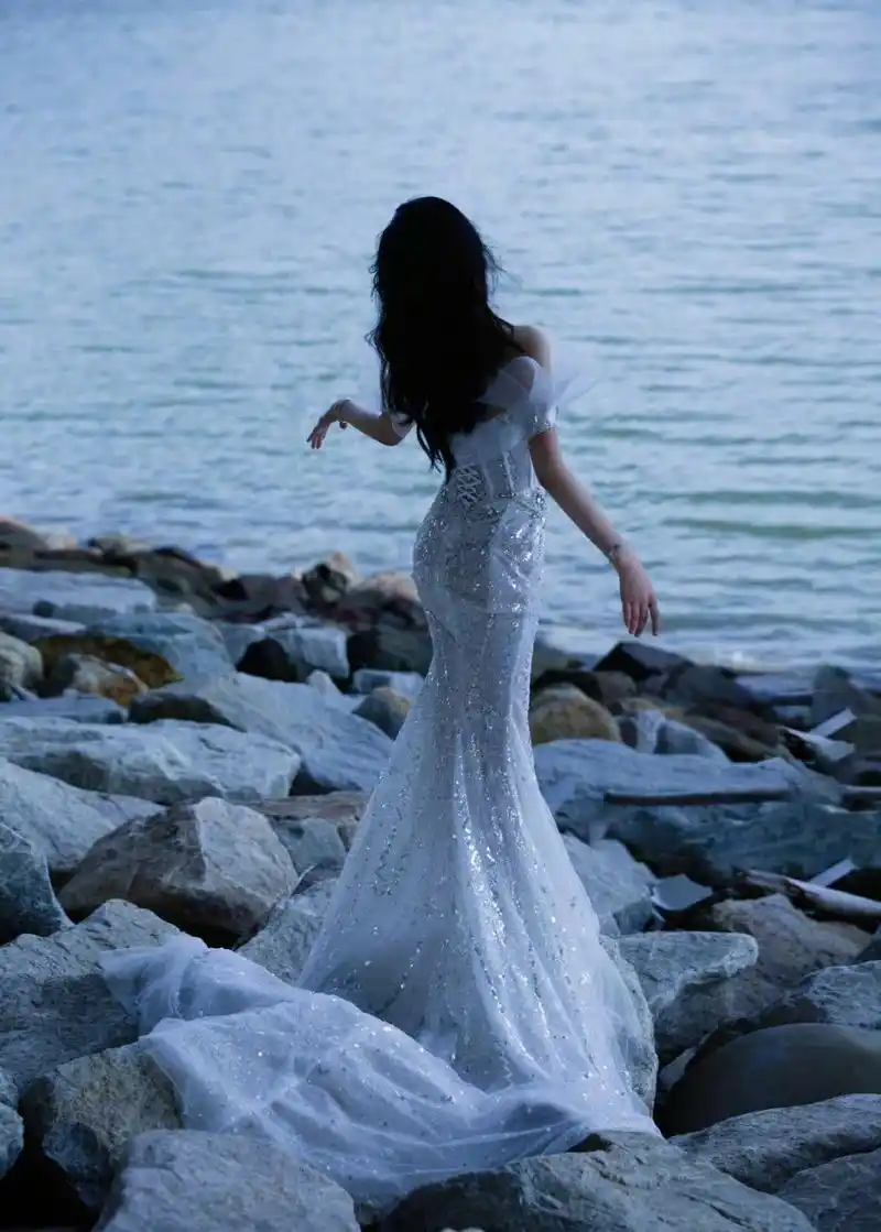 李沁穿上薄纱裙子,在海边看风景,特别显婀娜多姿的身材.