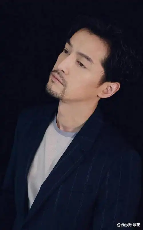 男星留胡子好像整容,陈柏霖更具男人魅力,陈晓看着稳重,博学