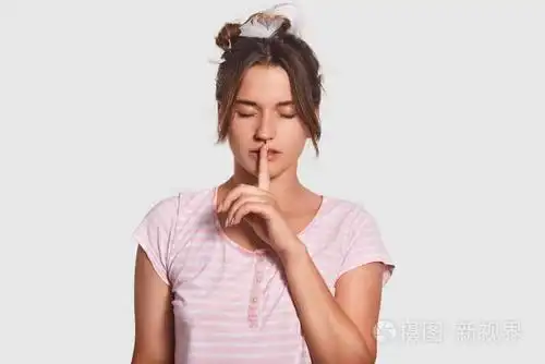 严肃有吸引力的女性要求不吵闹和无言, 因为某人睡觉, 做嘘手势, 有