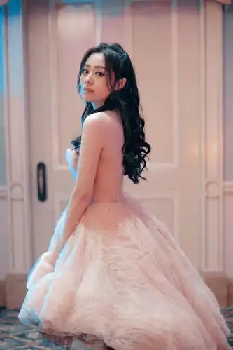 太迷人了!张靓颖穿粉色纱裙摆pose 好似梦幻小公主