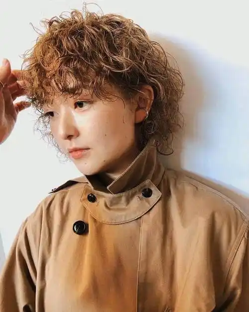 睡醒就自带随性感短发显嫩又活泼的蜜桃卷烫起来