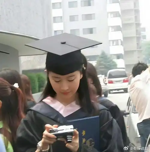 刘亦菲大学毕业照