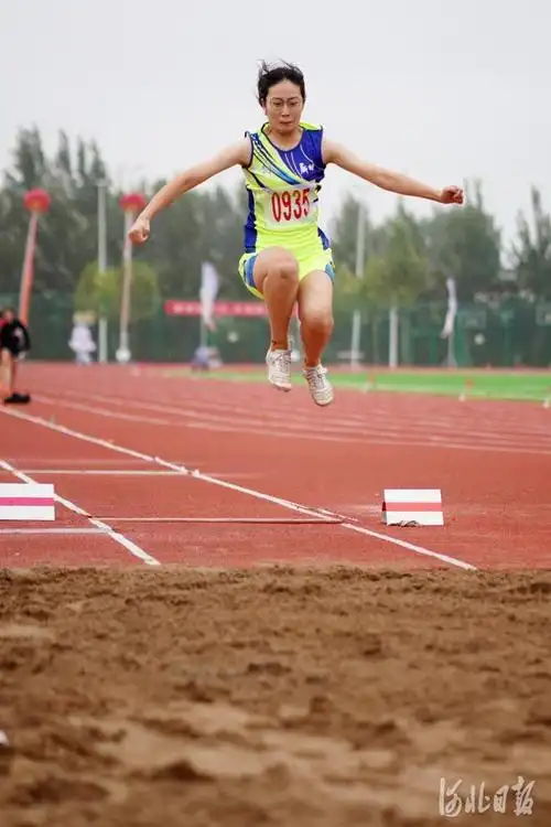 2021年9月26日,参赛选手在河北省第二十届中学生运动会上进行跳远项目