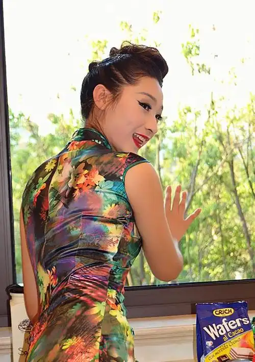 原创小姐姐穿风韵十足的旗袍,展现圆润线条身材,散发性感女人魅力!
