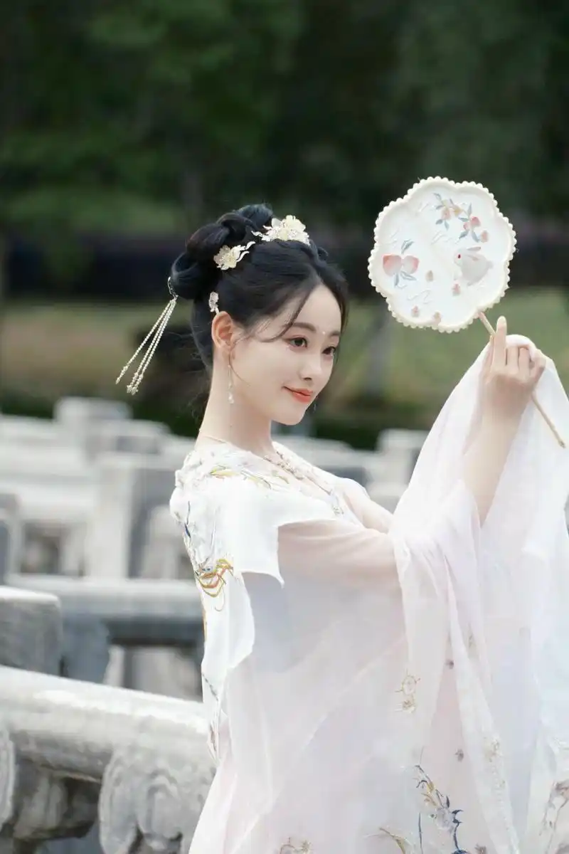 祝绪丹白衣团扇古风大片