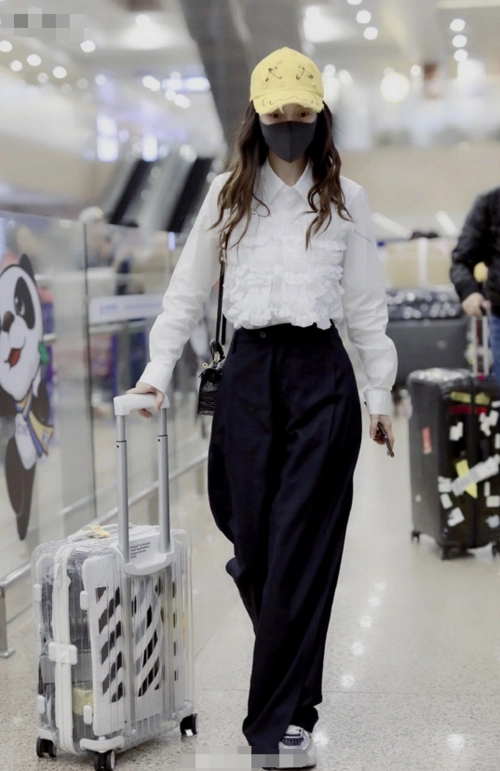 杨颖机场低调炫富,1千8鸭舌帽配3千白衬衫,30多万包包我好羡慕