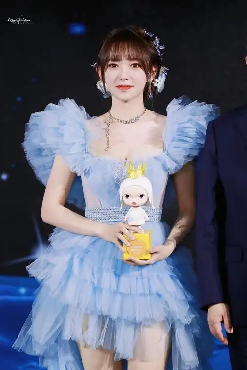 程潇冰雪蓝空气感纱裙##程潇把鲜花戴在了头上