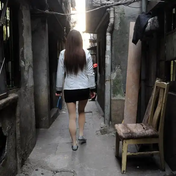 扫黄奇闻:城中村站街女的生活现状,50元1小时,都是为了生活!