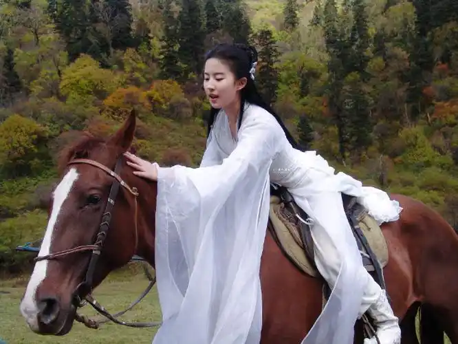 刘亦菲#72 神雕侠侣 · 片场花絮在片场跟小马温柔互动的小嫩仙