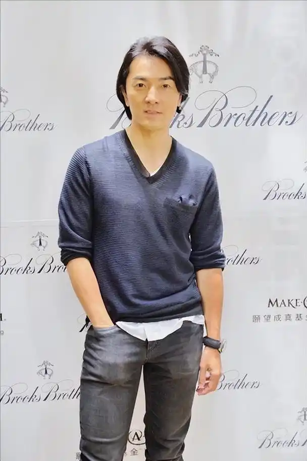 他被指是香港防腐男神,因一原因留长发,与老婆感情比外界想象好