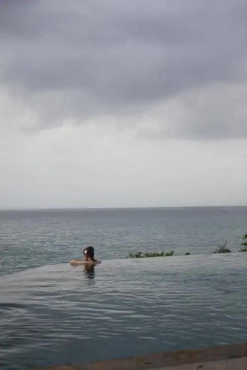 线上活动 - ayana度假村,无边泳池,美丽的背影.