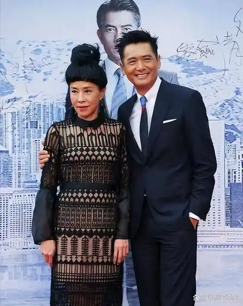 68岁周润发携妻子走红毯!陈荟莲造型引热议,夫妻36年无一儿半女