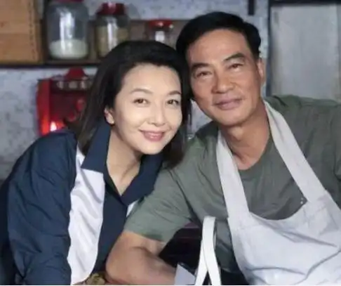 51岁江珊近照,36岁丈夫比靳东颜值还高,18岁女儿特满意