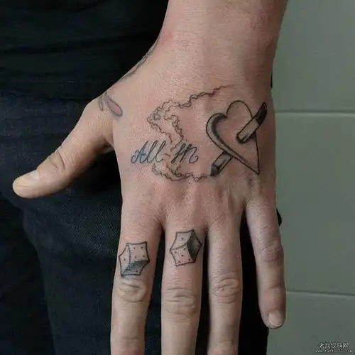 手背黑灰爱心火柴骰子纹身图案