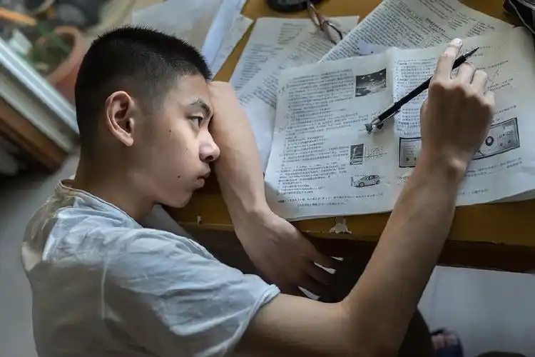 照片描述: 2017年8月19日,暑假.市区一位高三学生面对难题时苦思冥想.