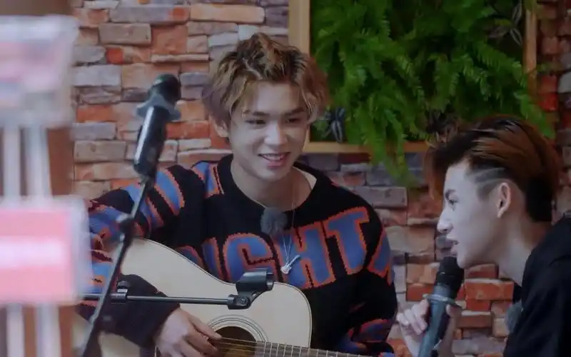 justin黄明昊花絮n则justin弹吉他秒进状态小鬼freestyle来附和食光大