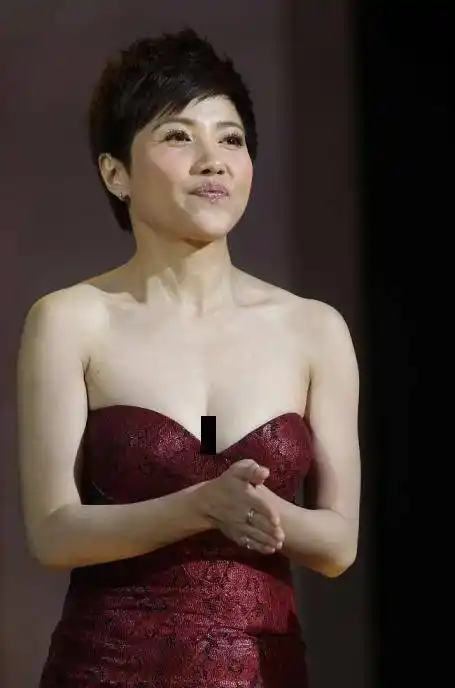 颜丙燕身材让人难忘记,多肉曲线穿抹身材裙,线条加分更加显眼了