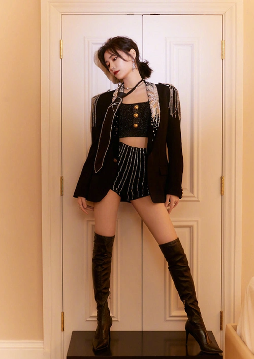 许佳琪身材比例有多绝短裤搭过膝靴大长腿惹眼太酷了