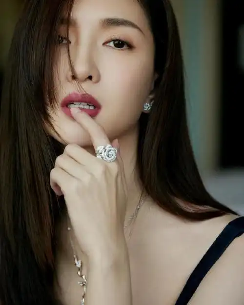 江疏影写真大片曝光一袭黑色吊带裙气质优雅